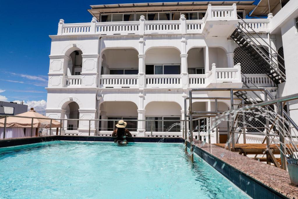 Sentrim Castle Royal