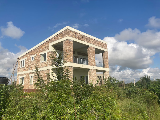 Kumekucha Ocean View, Mbutu